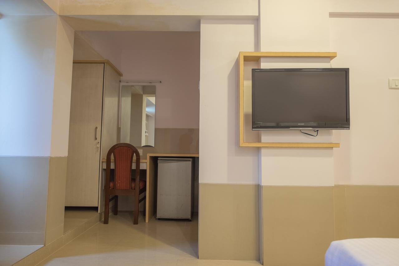 Oyo Flagship 561 Host Inn Mumbai Bagian luar foto