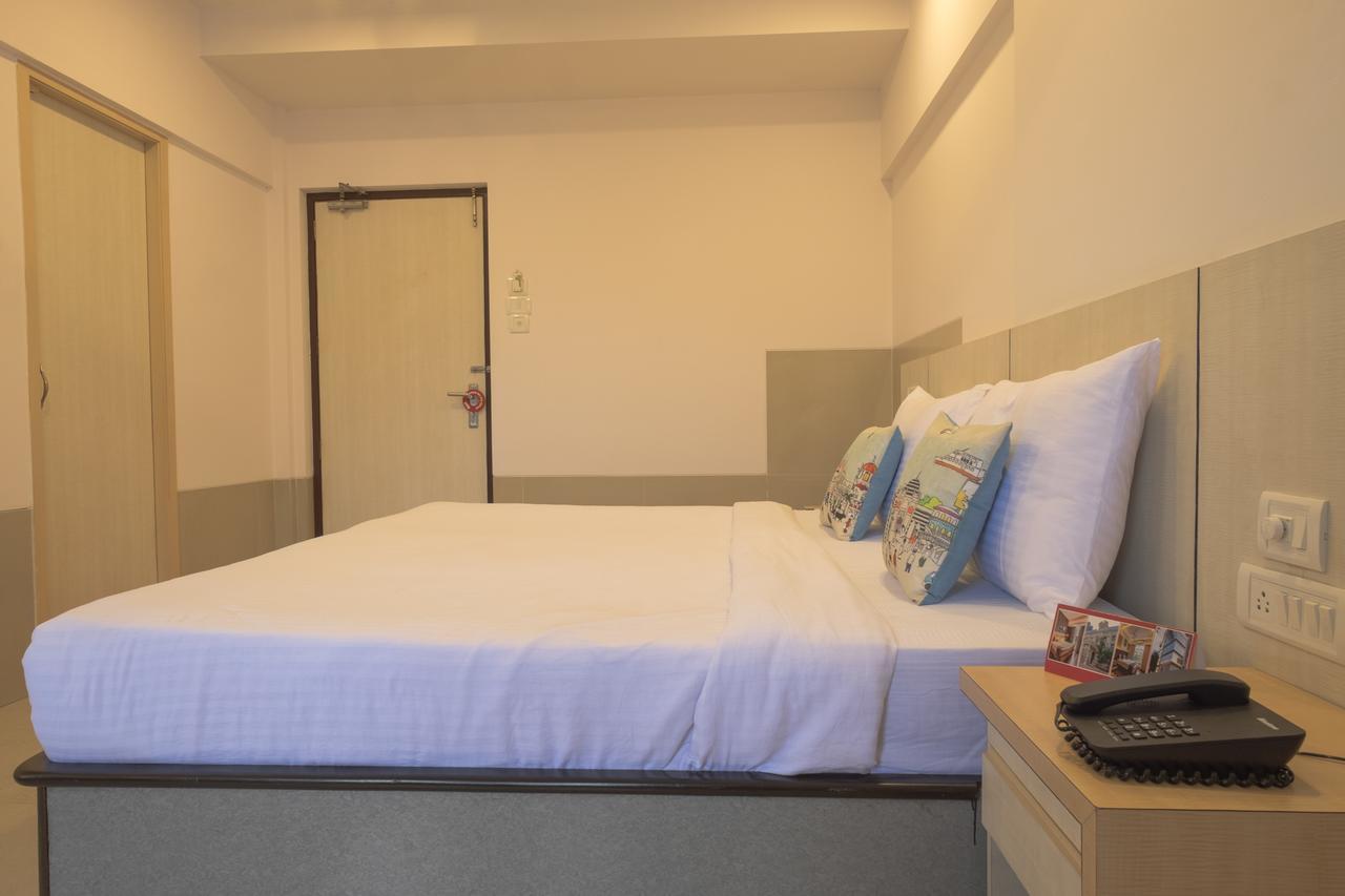 Oyo Flagship 561 Host Inn Mumbai Bagian luar foto