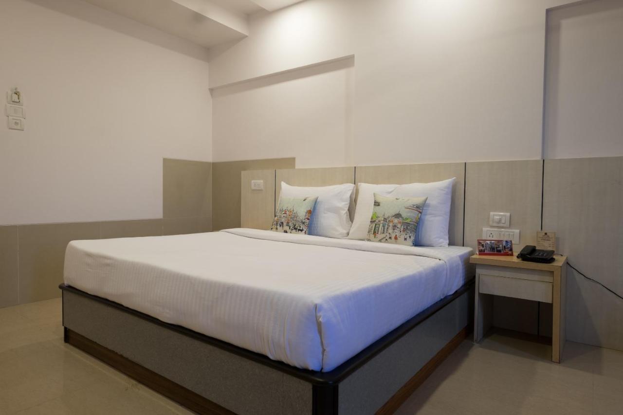 Oyo Flagship 561 Host Inn Mumbai Bagian luar foto